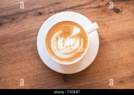 L'art café aromatisé douce sur fond de bois. Banque D'Images