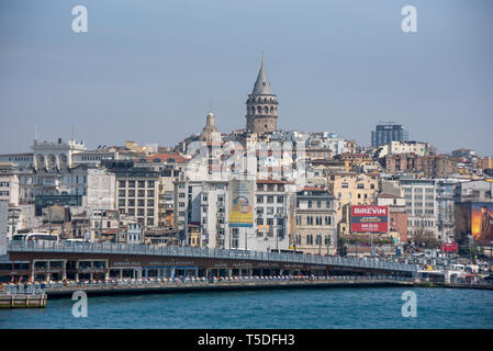 Istanbul, Turquie. Quartier de Galata avec la célèbre Tour de Galata au-dessus de la Corne d'Or. La tour de Galata est l'une des principales attractions touristiques de la ville. Banque D'Images