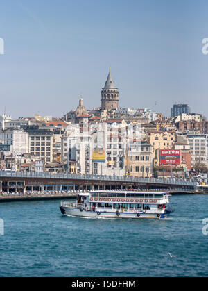 Istanbul, Turquie. Quartier de Galata avec la célèbre Tour de Galata au-dessus de la Corne d'Or. La tour de Galata est l'une des principales attractions touristiques de la ville. Banque D'Images