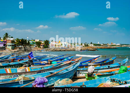 Kanyakumari, Inde - Janvier 26,2019:Notre Dame de rançon de culte Église derrière maisons colorées sur une plage de sable occupée par les bateaux de pêche à Kanyakumari Banque D'Images