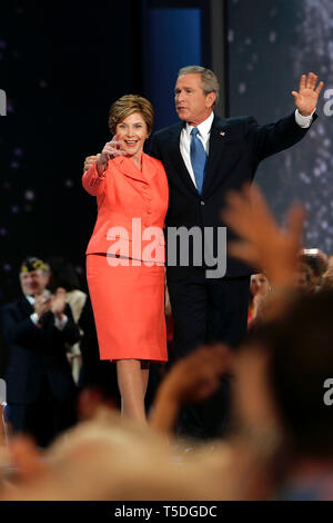 La Convention nationale du parti républicain à Madison Square Garden. Le Président George Bush présente son discours d'acceptation après avoir été officiellement désigné comme candidat présidentiel républicain pour l'élection de 2004. Première dame Bush le rejoint sur scène après le speach. Banque D'Images