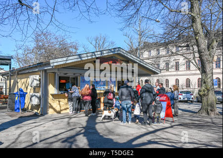 La crème glacée Halvars buvette sur la promenade sud à Norrköping, Suède est un abri de glace légendaire attirent souvent de longues files d'attente. Banque D'Images