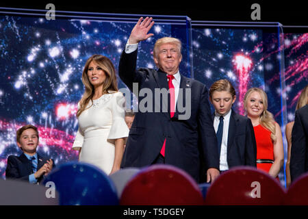 Donald J. Trump avec sa femme Melania et les enfants Barron et Tiffany vcelebrate sur scène après Trump a été officiellement désigné comme le candidat républicain à la Convention nationale du parti républicain à Cleveland. Banque D'Images