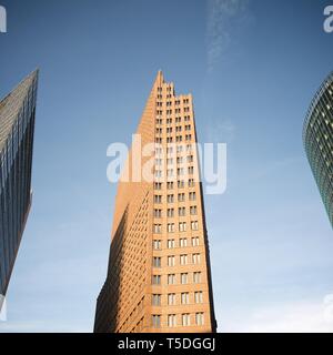 Vue de dessous d'un gratte-ciel à Postdamer Platz, Berlin, Allemagne. Banque D'Images