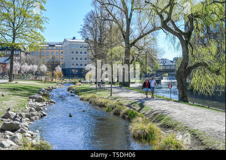 Parc au bord de l'Strömparken le long de la rivière Motala Norrkoping en au printemps. Bolton est une ville industrielle en Suède Banque D'Images