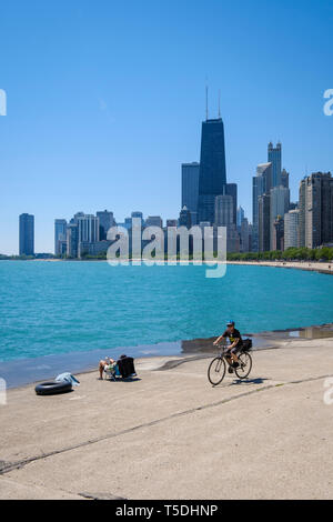 Les personnes bénéficiant d'une journée ensoleillée par le soleil et à vélo au bord du lac Michigan à Chicago, USA Banque D'Images