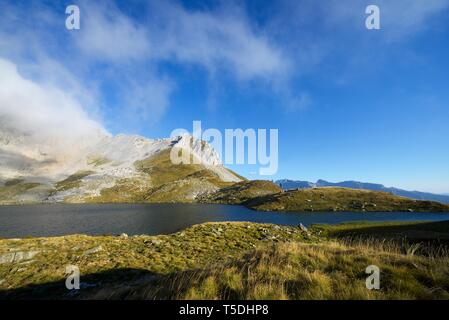 Lac dans la vallée de Acherito Oza, Pyrénées en Espagne. Banque D'Images