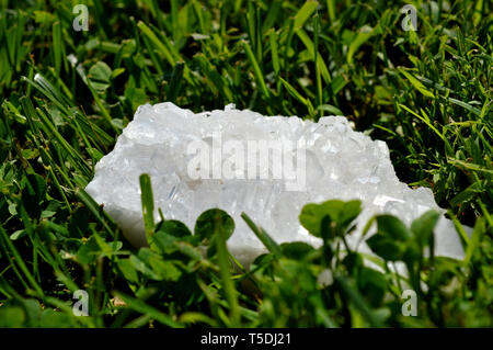 Gros cristal de quartz placé dans l'herbe Banque D'Images