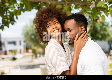 Portrait plein air de black african american couple kissing Banque D'Images