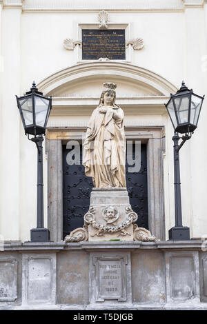 Mère de Dieu la sculpture à l'église catholique du Saint Esprit à Varsovie. Pologne Banque D'Images