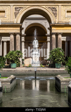 Fontaine et sculpture dans la serre de l'palace dans le parc de San Souci. Potsdam. Allemagne Banque D'Images