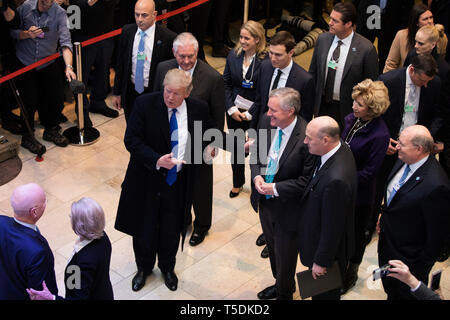 L'intérieur de la foule massive Centre des congrès de Davos, le président américain Donald J. Trump arrive pour le Forum économique mondial. Trump introduit ses alliés de longue date Mark Meadows à Klaus Schwab, fondateur du WEF. On peut voir derrière l'emporter sur l'ancien secrétaire d'Etat Rex Tillerson, beau-fils Jared kushner, ancien conseiller économique Gary Cohn et Katie Walsh. Huckabee Sarah sanders peut également être vu dans l'arrière-plan. Banque D'Images