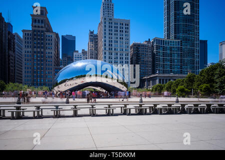 Cloud Gate sculpture (aka connu le Bean) à AT&T Plaza dans le Millennium Park dans le centre-ville de Chicago Banque D'Images