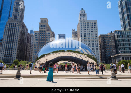 Cloud Gate sculpture (aka connu le Bean) à AT&T Plaza dans le Millennium Park dans le centre-ville de Chicago Banque D'Images