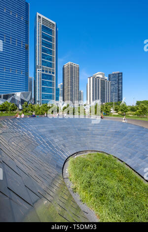 BP passerelle pour piétons par l'architecte Frank Gehry de Millennium Park dans le centre-ville de Chicago Banque D'Images