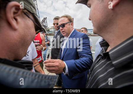 Choc Radio jock, théoricien de la conspiration et fondateur d'Infowars, Alex Jones, à un canon pro rally au début de la Convention nationale républicaine à Cleveland. Banque D'Images