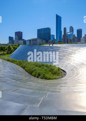 BP passerelle pour piétons par l'architecte Frank Gehry de Millennium Park dans le centre-ville de Chicago Banque D'Images