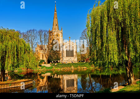 L'église Holy Trinity de Stratford-upon-Avon, lieu de sépulture de la dramaturge William Shakespeare se situe sur les rives de la rivière Avon, dans le Warwickshire. Banque D'Images