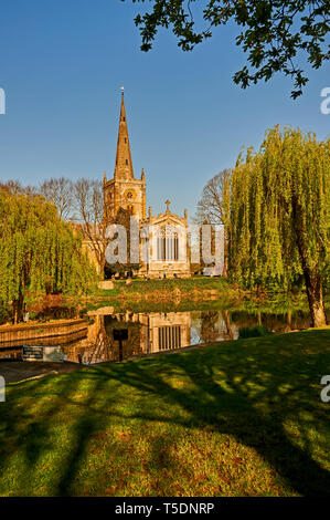 L'église Holy Trinity de Stratford-upon-Avon, lieu de sépulture de la dramaturge William Shakespeare se situe sur les rives de la rivière Avon, dans le Warwickshire. Banque D'Images