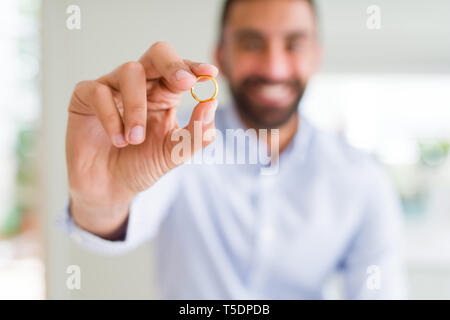 Bel homme souriant et montrant la bague alliance mariage Banque D'Images