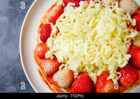 Pizza au fromage et fraise, doux, Pizza Pizza gâteau pn fond blanc Banque D'Images