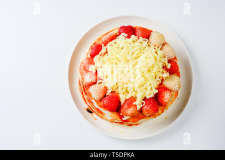 Pizza au fromage et fraise, doux, Pizza Pizza gâteau pn fond blanc Banque D'Images