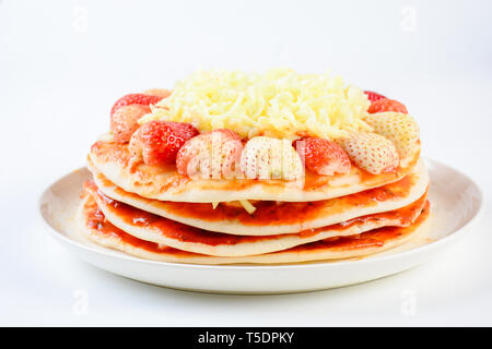 Pizza au fromage et fraise, doux, Pizza Pizza gâteau pn fond blanc Banque D'Images