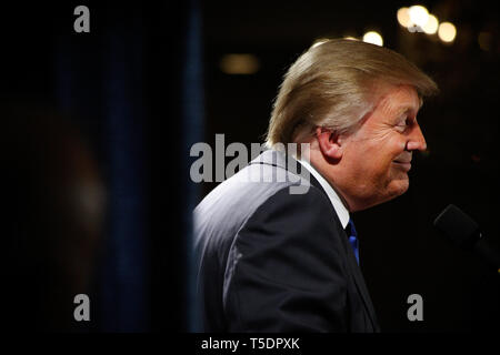 Real Estater et Artiste Donald J. Trump est de flirter avec l'idée d'exécution pour le président dans les élections de 2012. Mercredi il a fait une importante visite avec la Chambre de Commerce de Nashua dans le New Hampshire. Banque D'Images