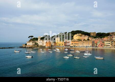 Paysage urbain avec Harbour à Baia del Silenzio, Sestri Levante, Province de Gênes, Riviera di Levante, ligurie, italie Banque D'Images