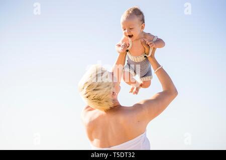 Belle mère blonde avec 4 mois bébé garçon, Portugal Banque D'Images