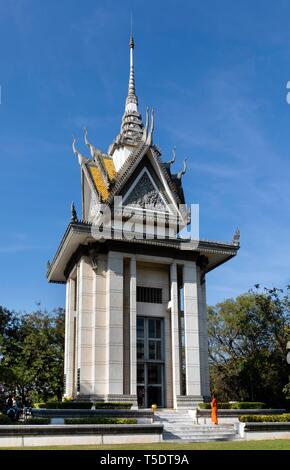 Le moine bouddhiste devant le monument Stupa, Pagode, les champs de la mort des Khmers rouges, Choeung Ek, Phnom Penh, Cambodge Banque D'Images