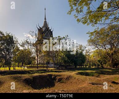 Les charniers devant le monument Stupa, Pagode, les champs de la mort des Khmers rouges, Choeung Ek, Phnom Penh, Cambodge Banque D'Images