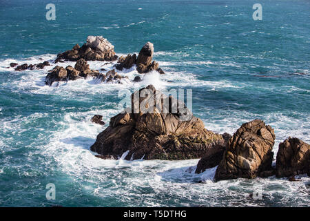 Le froid, les eaux riches en nutriments de l'océan Pacifique se laver à l'encontre de la belle, rocky côte californienne juste au sud de Monterey Bay. Banque D'Images