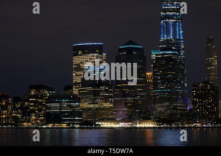 Vue de la nuit de New York Waterway et World Financial Center du Liberty State Park à Jersey City, New Jersey Banque D'Images