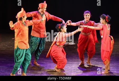 Les spectacles de danse traditionnelle indienne danse folklorique Tamasha de Maharashtra portant des costumes traditionnels Banque D'Images