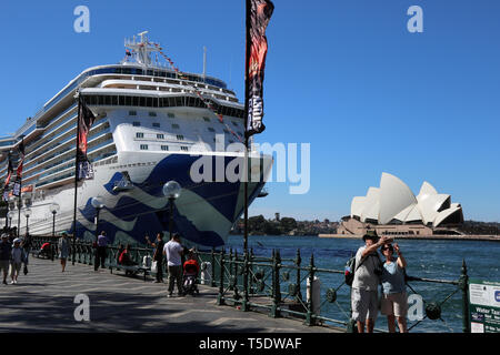 Bateau de croisière à Circular Quay, Sydney, Australie Banque D'Images