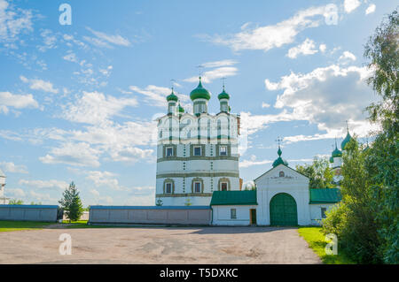 Veliki Novgorod, Russie. Eglise de St Jean l'Evangéliste avec l'église réfectoire de l'Ascension en Vyazhischsky stauropegic - monastère Nicholas Banque D'Images