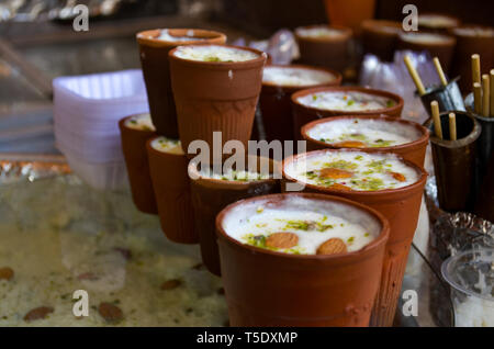 L'alimentation de rue populaire Lassi sucré / Badaam / babeurre lait d'Amande conservés dans des verres à une douce ventes côté route boutique avec Kalakand en l'arrière Banque D'Images