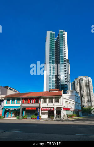 Appartement moderne dominant de vieux bâtiments maisons-boutiques chinoises dans la zone Jalan Besar, Singapour Banque D'Images