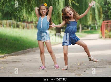 Photo de deux professionnels in summer park Banque D'Images