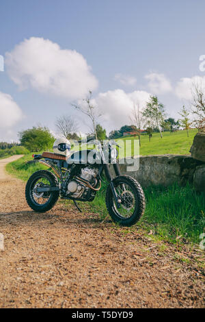 Belle moto custom vintage garée sur le côté de la route Banque D'Images