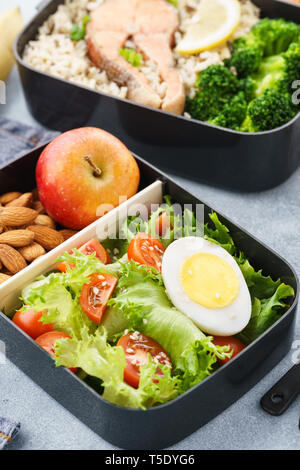 Boîtes à lunch avec des aliments prêts à partir pour le travail ou l'école. La préparation des repas ou suivant un régime concept. Banque D'Images