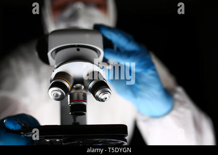 Pharmacien de laboratoire travaillent au microscope optique Banque D'Images