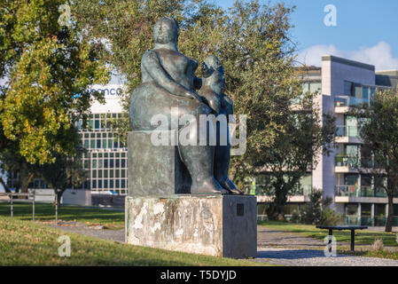 Sculpture maternité conçu par l'artiste colombien Fernando Botero dans parc Amalia Rodrigues à Lisbonne, Portugal Banque D'Images