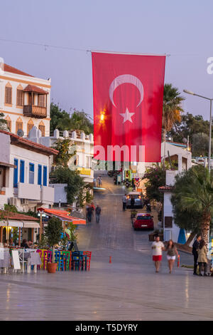 Drapeau national turc sur la place principale de ville méditerranéenne Kas en Turquie. Banque D'Images