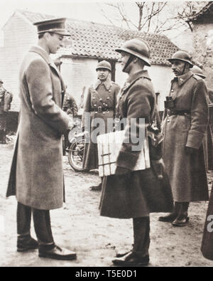 Le Roi Léopold III (1901 - 1983) inspecte les positions de la première ligne. En tant que commandant en chef de l'armée belge, le Roi semblait souvent unexpecte Banque D'Images