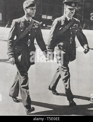 Le roi d'Angleterre, en uniforme de la RAF accompagnés par l'Air Chief Marshal Sir Hugh Dowding, commandant en chef de la chasse, le roi George VI a Banque D'Images