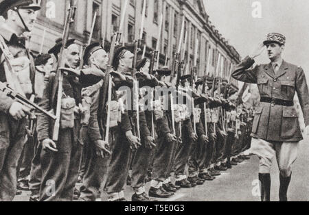 Le général Charles de Gaulle. Il a passé en revue les commandos des Forces navales françaises libres. Banque D'Images