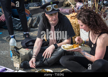 Rébellion Extinction protester sur Waterloo Bridge, les Punks de manger, Londres, Royaume-Uni Banque D'Images