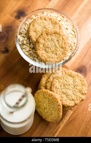Biscuits croustillants sur table en bois. Banque D'Images